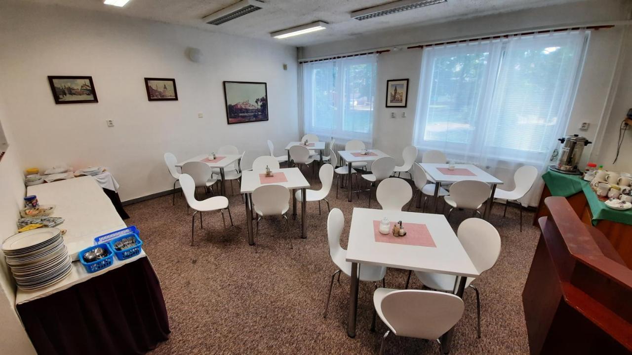 Hotel Kristl Pardubice Exteriör bild